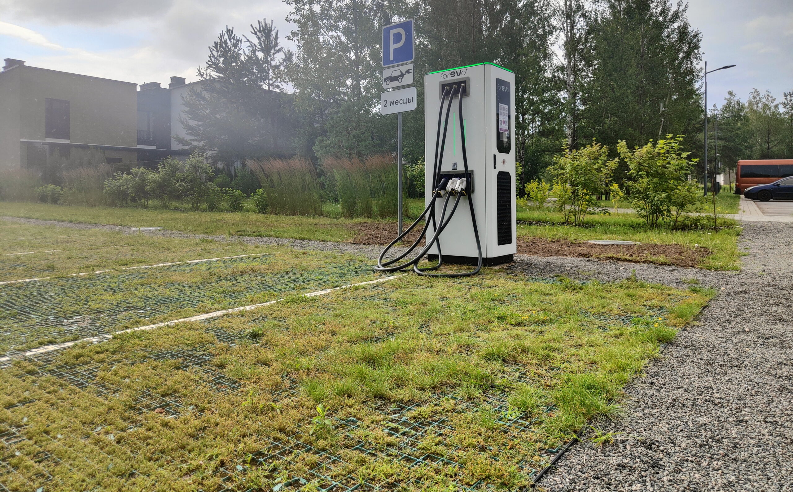 Экологичная парковка около ЭЗС Экологичная парковка около ЭЗС